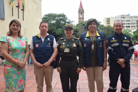 Liliana Vásquez, Pedro Pablo Tinjaca, Sargento Mayor Mary Yilda Guzmán, Isabel Hernández y Juan Carlos Bonilla Galindo, Comandante del grupo voluntario de Cuerpo de Bomberos de Neiva.